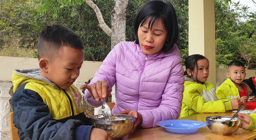 Cô giáo Trường Mầm non Tén Tằn (Mường Lát) cho trẻ ăn bán trú. Cô giáo Trường Mầm non Tén Tằn (Mường Lát) cho trẻ ăn bán trú.