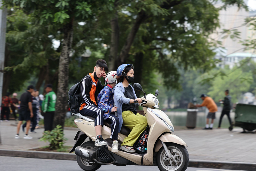 Nhiều phương tiện đưa đón học sinh vi phạm giao thông.