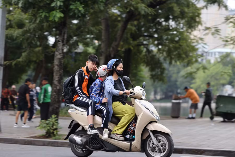 Nhiều phương tiện đưa đón học sinh vi phạm giao thông.