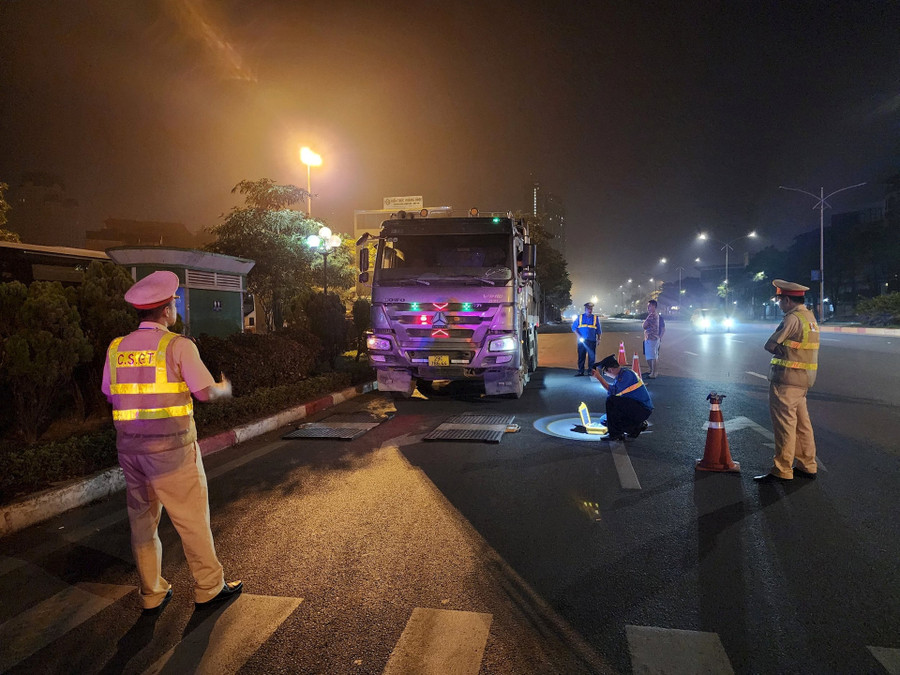 Lực lượng chức năng xử lý vi phạm quá tải trọng.