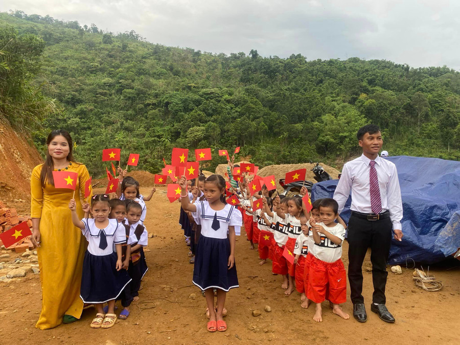 Cô Nguyễn Thị Tý cùng thầy Nguyễn Văn Nhân đón học sinh trong Lễ khai giảng năm học 2023 – 2024 tại điểm trường nóc Ông Bình. Ảnh: NTCC