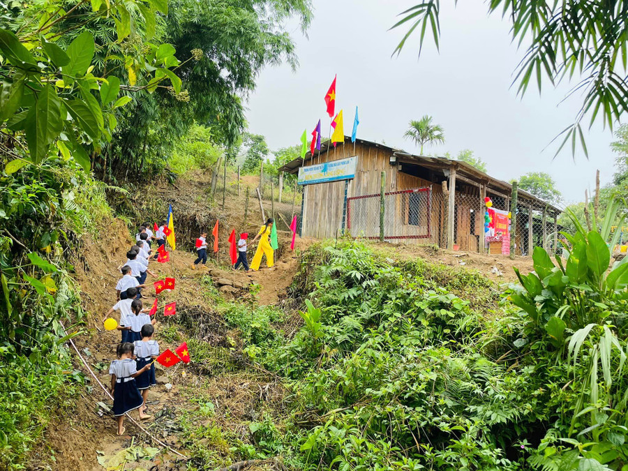 Cô giáo Trà Thị Thu đón học sinh điểm trường Lăng Lương (Trường Phổ thông dân tộc bán trú Tiểu học Trà Tập, Nam Trà My, Quảng Nam) trong ngày khai giảng năm học 2023 – 2024. Ảnh: NTCC