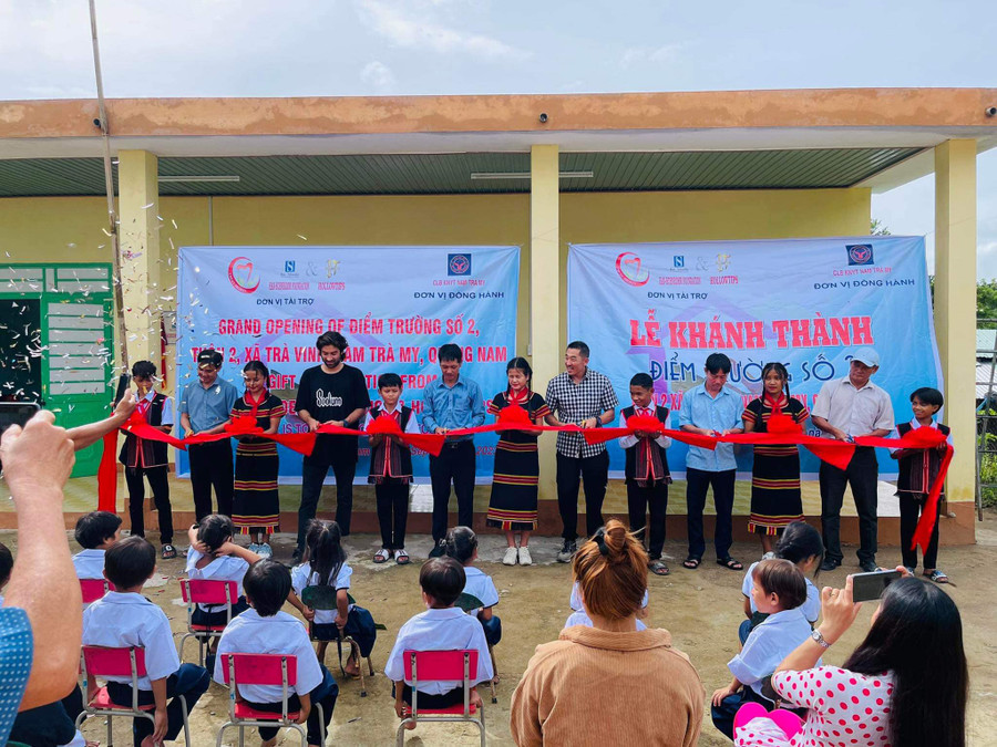 Lễ khánh thành và bàn giao phòng học tại điểm trường thôn 2, xã Trà Vinh (Nam Trà My, Quảng Nam) được xây dựng từ nguồn tài trợ của Nhóm thiện nguyện “Nhớ về Tam Kỳ”. Ảnh: NTCC