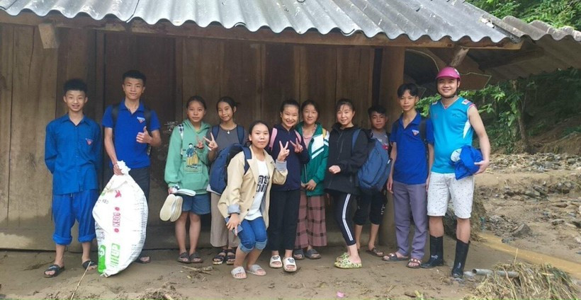 Thầy cô Trường THPT Kỳ Sơn (Nghệ An) đón học sinh ra khỏi vùng nguy hiểm do lũ ống, lũ quét. Ảnh: NVCC Thầy cô Trường THPT Kỳ Sơn (Nghệ An) đón học sinh ra khỏi vùng nguy hiểm do lũ ống, lũ quét. Ảnh: NVCC