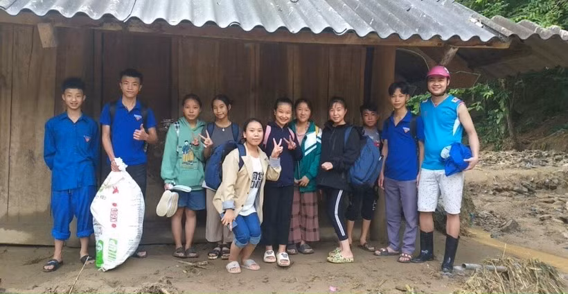 Thầy cô Trường THPT Kỳ Sơn (Nghệ An) đón học sinh ra khỏi vùng nguy hiểm do lũ ống, lũ quét. Ảnh: NVCC