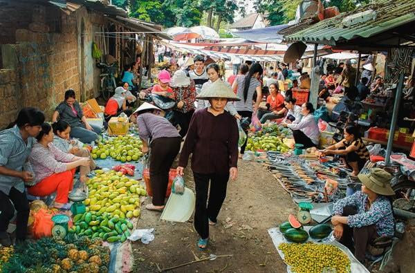 Bà đi chợ. Ảnh: ITN Bà đi chợ. Ảnh: ITN