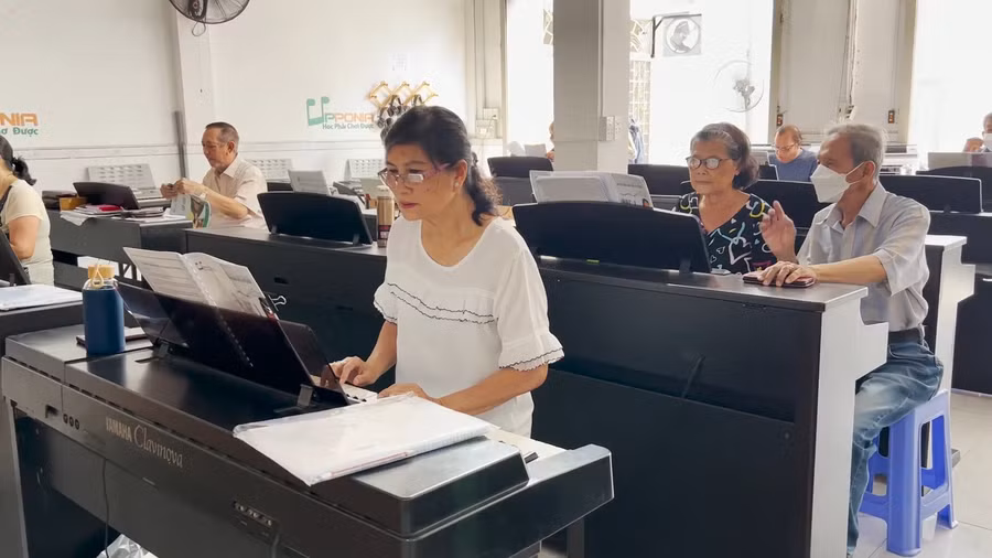 Các học viên tập đàn tại Trung tâm âm nhạc Upponia, TP Thủ Đức, TP Hồ Chí Minh. Ảnh: Bùi Vân