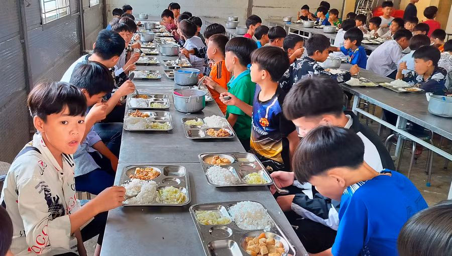 Giờ ăn trưa của học sinh Trường PTDTBT - THCS Trung Lý (Mường Lát, Thanh Hóa).