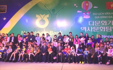 Đại sứ Jun Dae Joo cùng gia đình các cô dâu Việt về thăm quê hương lần này. Ảnh: VGP/Nhật Nam Đại sứ Jun Dae Joo cùng gia đình các cô dâu Việt về thăm quê hương lần này. Ảnh: VGP/Nhật Nam