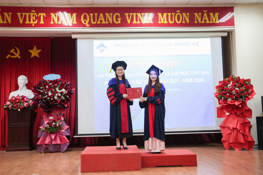 Tân cử nhân vui mừng và hạnh phúc khi được nhận bằng tốt nghiệp.