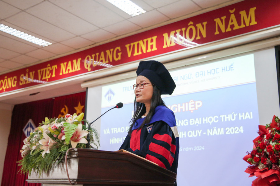 TS Nguyễn Hồ Hoàng Thủy – Phó Hiệu trưởng Trường ĐH Ngoại ngữ, ĐH Huế phát biểu tại lễ tốt nghiệp.