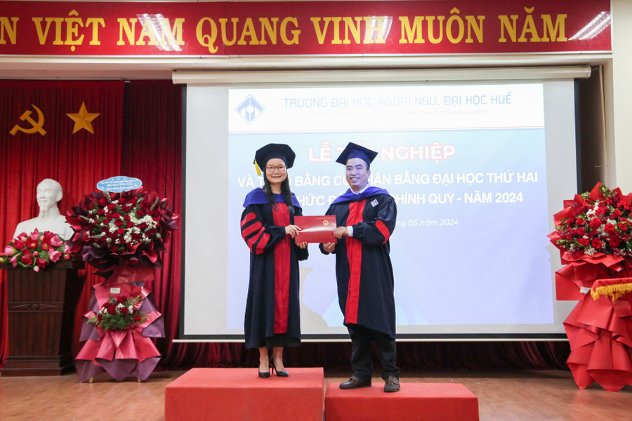 Trao bằng tốt nghiệp cho các tân cử nhân.