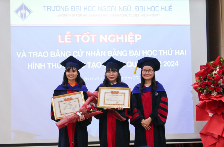 TS Nguyễn Hồ Hoàng Thủy – Phó Hiệu trưởng Trường ĐH Ngoại ngữ, ĐH Huế trao tặng giấy khen cho tân cử nhân tốt nghiệp loại Xuất Sắc.
