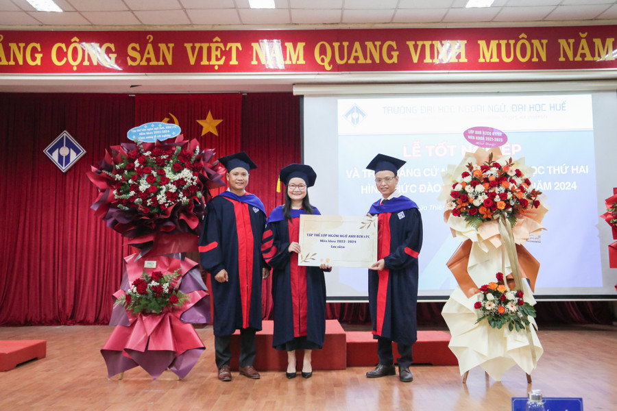 Đại diện tập thể tân cử nhân tặng hoa lưu niệm cho Trường ĐH Ngoại ngữ, ĐH Huế.