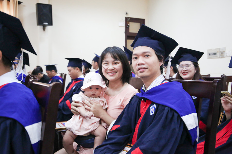 Người thân đến chúc mừng tân cử nhân tại lễ tốt nghiệp.