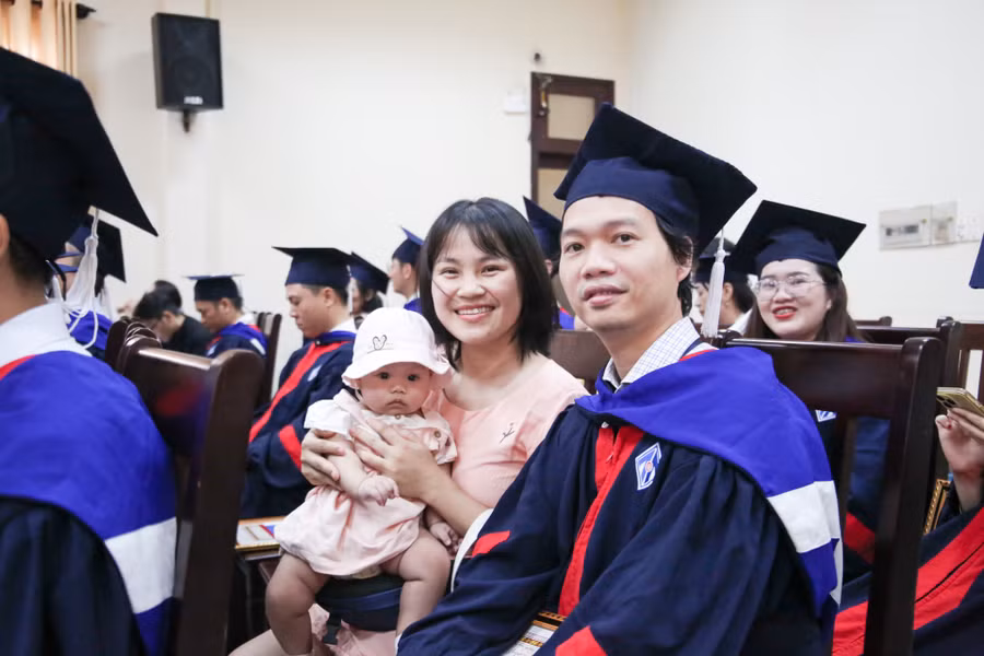 Người thân đến chúc mừng tân cử nhân tại lễ tốt nghiệp.