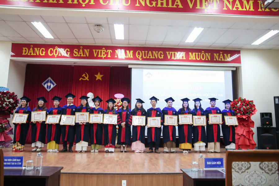 Trao giấy khen cho các tân cử nhân đạt kết quả cao trong học tập.