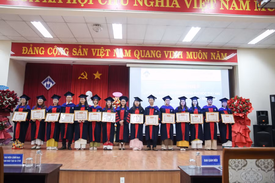 Trao giấy khen cho các tân cử nhân đạt kết quả cao trong học tập.