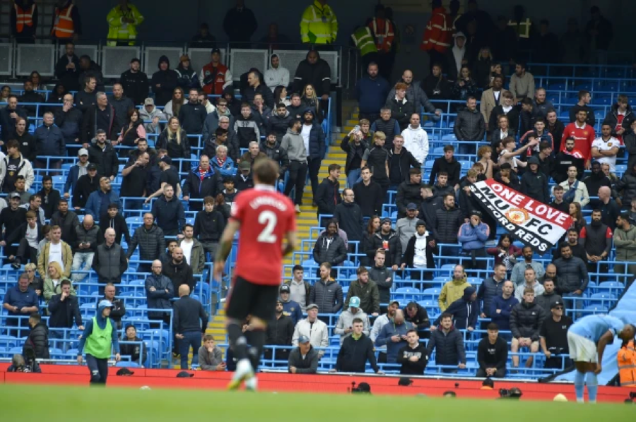Người hâm mộ Man Utd bỏ về ngay trong hiệp một để lại nhiều chỗ trống trên khán đài. Người hâm mộ Man Utd bỏ về ngay trong hiệp một để lại nhiều chỗ trống trên khán đài.