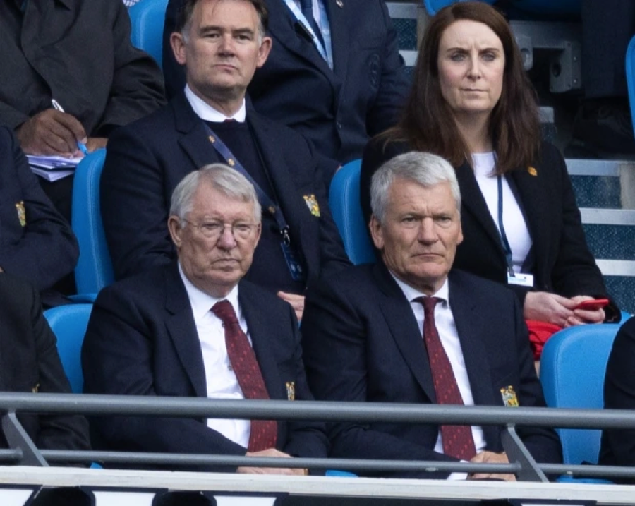 Vẻ mặt ‘bi thảm' của Ngài Alex Ferguson khi chứng kiến Man Utd bị Man City dẫn 4-0 trong hiệp một. Vẻ mặt ‘bi thảm' của Ngài Alex Ferguson khi chứng kiến Man Utd bị Man City dẫn 4-0 trong hiệp một.