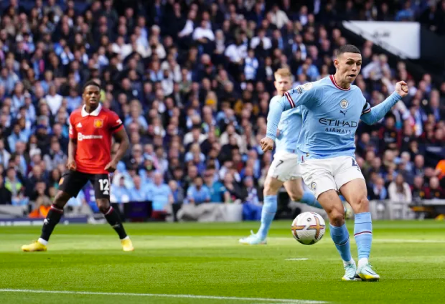Phil Foden cũng có đêm rực sáng với cú hat-trick bàn thắng cho Man City vào lưới Man Utd. Phil Foden cũng có đêm rực sáng với cú hat-trick bàn thắng cho Man City vào lưới Man Utd.