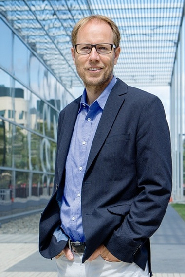 Tony Wyss-Coray trông trẻ hơn tuổi 50. Ảnh: Guardian f026e2f2-7f63-4153-b92e-3be392-8913-1605