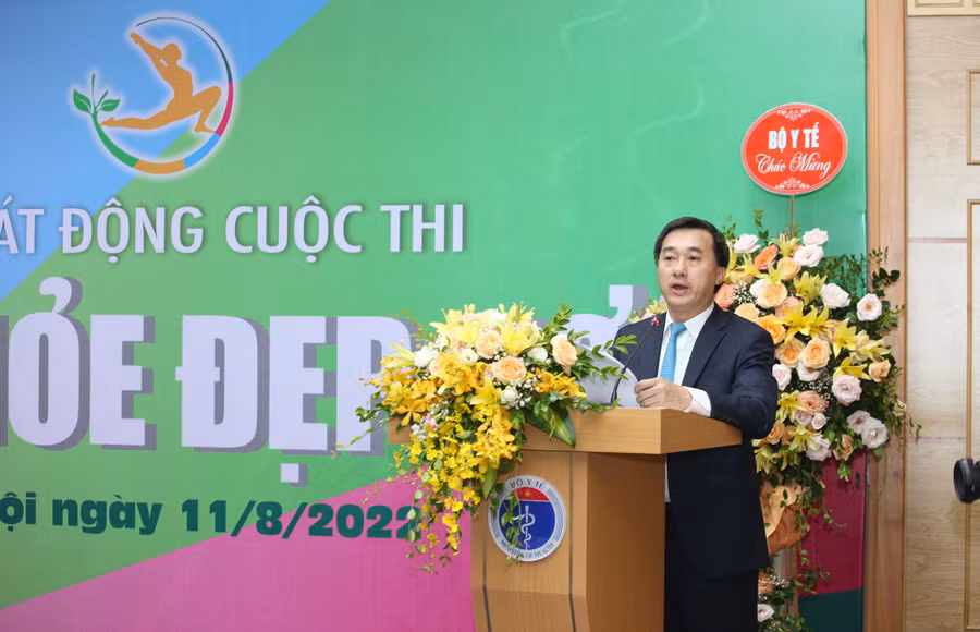 Thứ trưởng Bộ Y tế Trần Văn Thuấn.