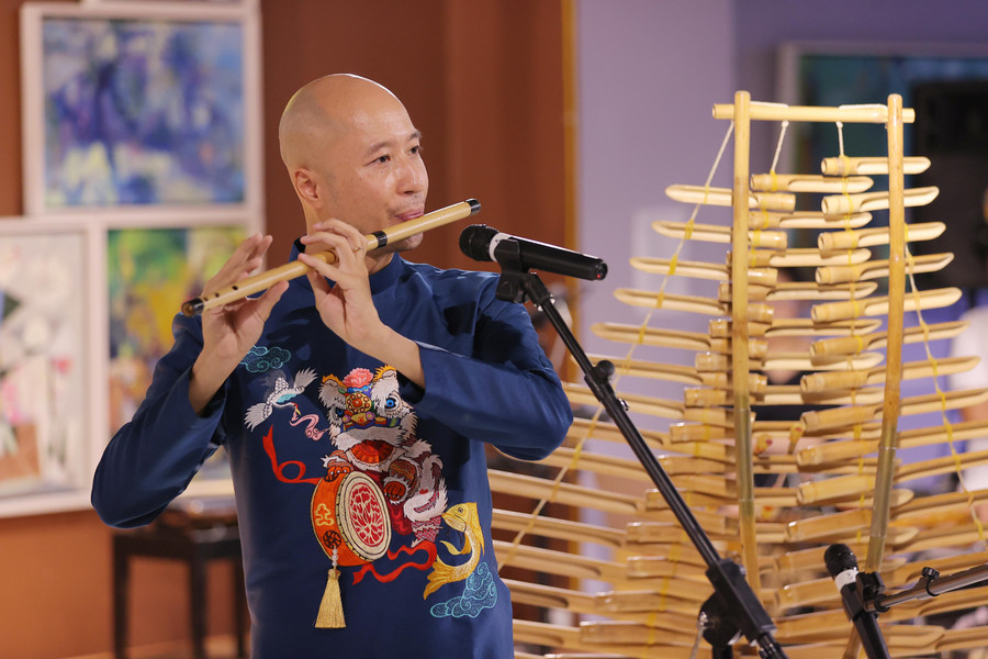 Nhạc trưởng Đồng Quang Vinh khiến khán giả đắm chìm vào giai điệu của "Tam sinh tam thế" thông qua nhạc cụ truyền thống. Ảnh: Hòa Nguyễn. Nhạc trưởng Đồng Quang Vinh khiến khán giả đắm chìm vào giai điệu của "Tam sinh tam thế" thông qua nhạc cụ truyền thống. Ảnh: Hòa Nguyễn.