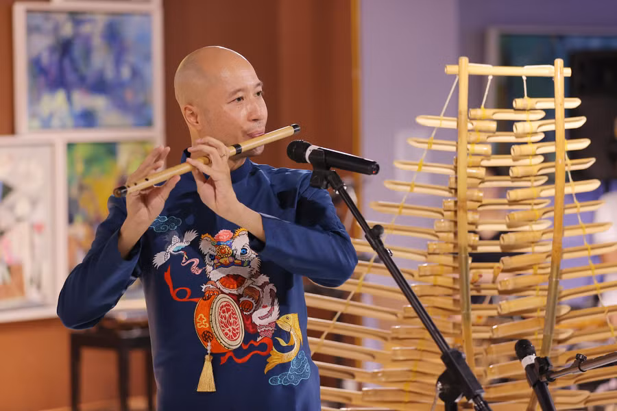 Nhạc trưởng Đồng Quang Vinh khiến khán giả đắm chìm vào giai điệu của "Tam sinh tam thế" thông qua nhạc cụ truyền thống. Ảnh: Hòa Nguyễn. Nhạc trưởng Đồng Quang Vinh khiến khán giả đắm chìm vào giai điệu của "Tam sinh tam thế" thông qua nhạc cụ truyền thống. Ảnh: Hòa Nguyễn.