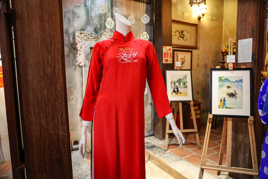 Trong đình trưng bày một số sản phẩm thêu tinh xảo nhân kỷ niệm 418 năm Ngày sinh của tổ nghề thêu Lê Công Hành.