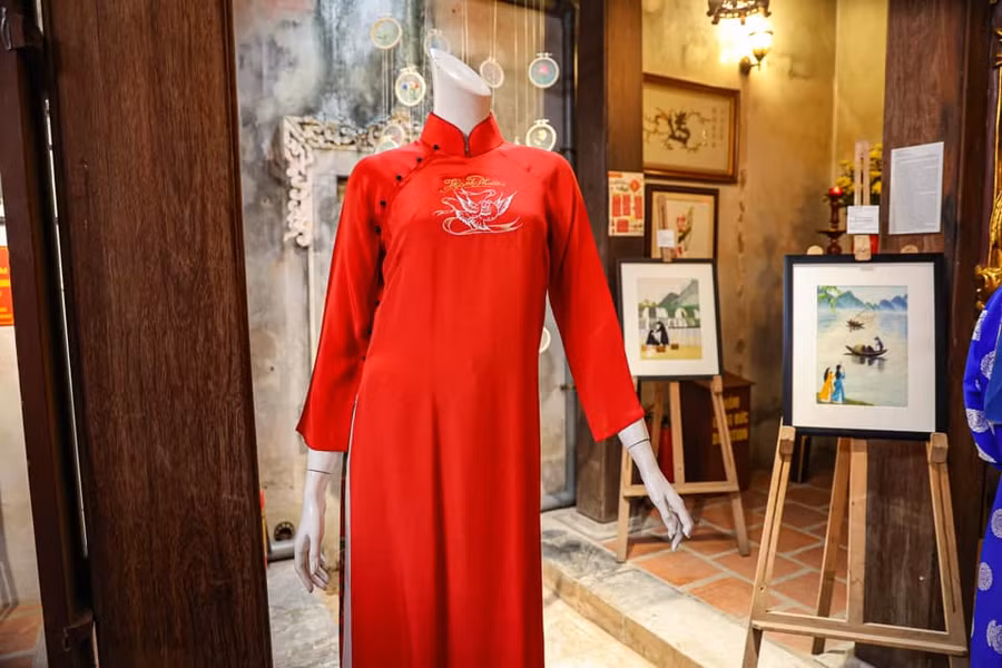 Trong đình trưng bày một số sản phẩm thêu tinh xảo nhân kỷ niệm 418 năm Ngày sinh của tổ nghề thêu Lê Công Hành.