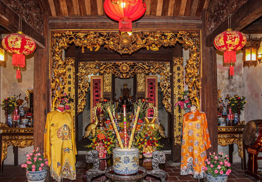 Tổ nghề thêu Lê Công Hành, Bùi Quốc Khái - hay hai nhân vật thực chất chỉ là một, vẫn là câu hỏi còn bỏ ngỏ.