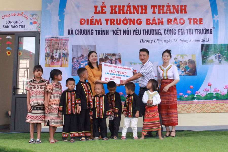 Hội tennis thiện nguyện Vạn Phúc hỗ trợ Điểm trường bản Rào Tre. (Ảnh: Vũ Long)