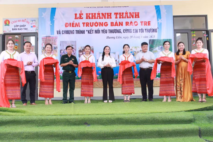 Các đại biểu làm lễ cắt băng khánh thành. (Ảnh: Vũ Long)