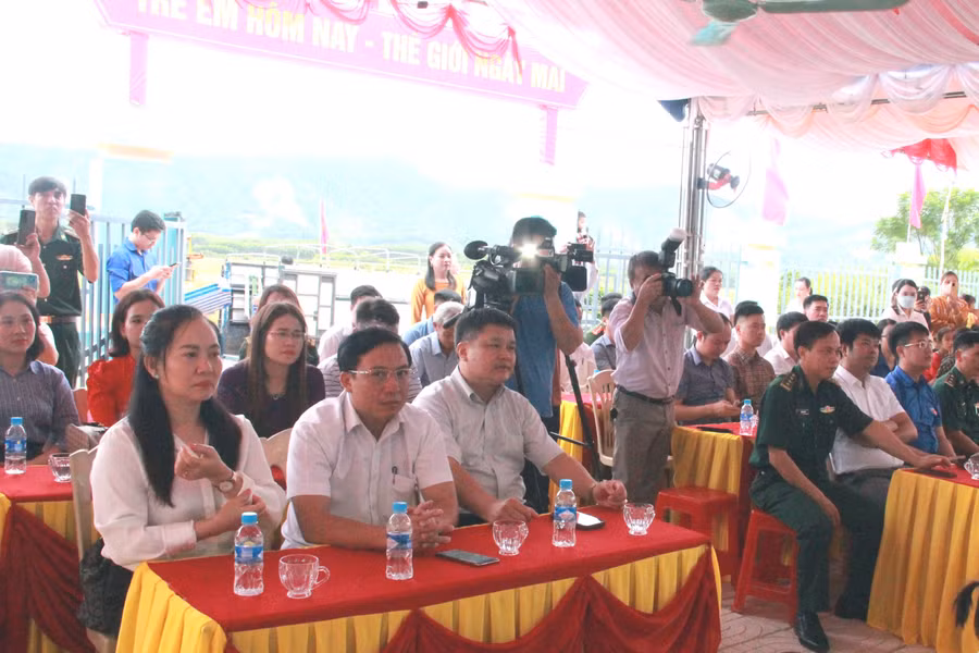 Đại diện chính quyền địa phương cùng các cá nhân, tổ chức và nhà tài trợ tham dự buổi lễ. (Ảnh: Vũ Long)