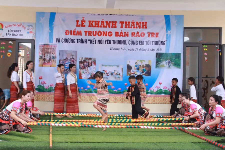 Chương trình văn nghệ do cô trò điểm trường bản Rào Tre biểu diễn. (Ảnh: Vũ Long)