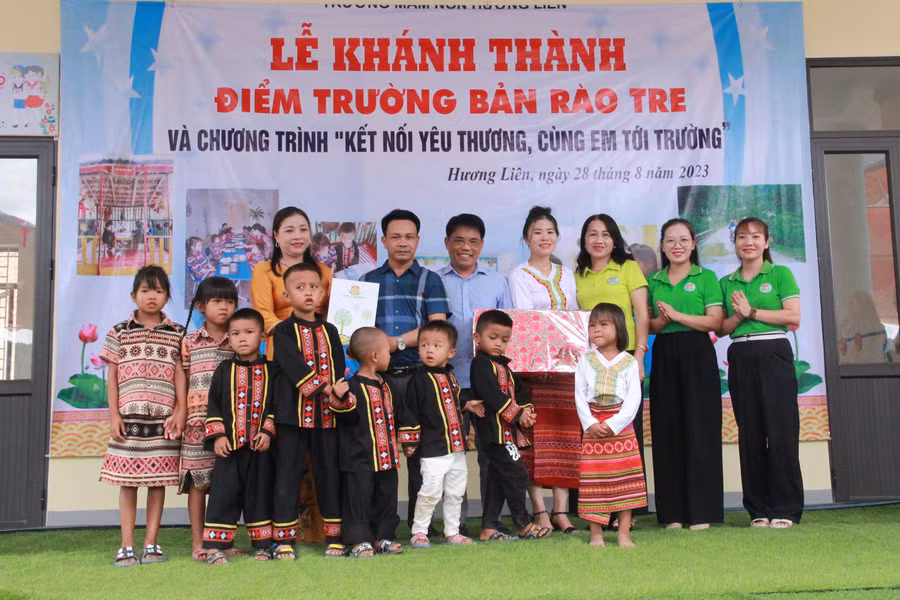 Hệ thống Trường Mầm non Trí Đức đã trao tặng điểm trường một số đồ dùng học tập, vui chơi và 20 triệu đồng tiền mặt. (Ảnh: Vũ Long)