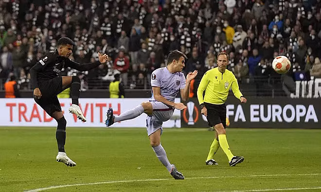 Ansgar Knauff ghi tuyệt phẩm cho đội chủ nhà.