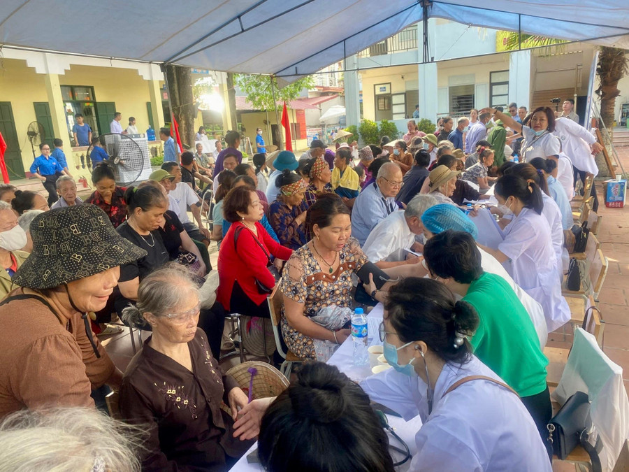 Đông đảo người dân khó khăn đã được thăm khám, phát thuốc miễn phí.
