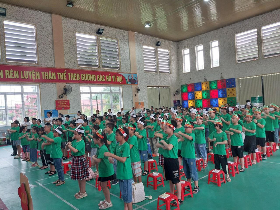 Học sinh tham gia các trò chơi Học sinh tham gia các trò chơi