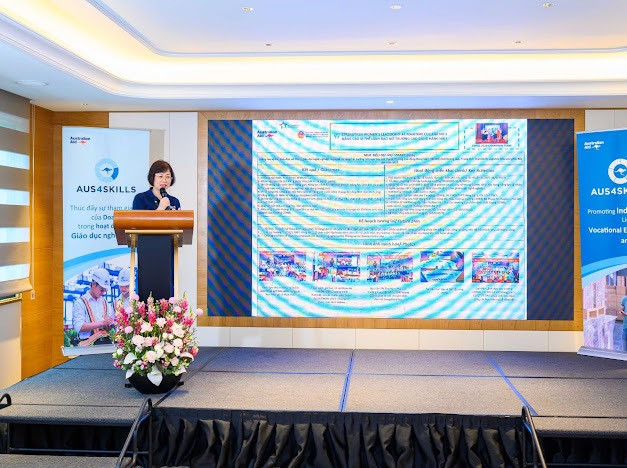 Bà Vũ Thị Hải Vân, Chủ tịch Hội đồng trường Cao đẳng Hàng hải 1, giới thiệu dự án ứng dụng kiến thức từ khóa học. Bà Vũ Thị Hải Vân, Chủ tịch Hội đồng trường Cao đẳng Hàng hải 1, giới thiệu dự án ứng dụng kiến thức từ khóa học.