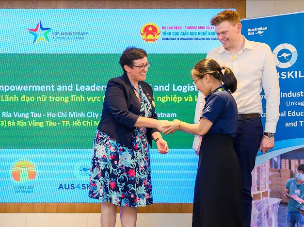 Bà Julie Hart, Bí thư Thứ nhất về Phát triển, Đại sứ quán Australia tại Việt Nam chúc mừng học viên hoàn thành khóa học. Bà Julie Hart, Bí thư Thứ nhất về Phát triển, Đại sứ quán Australia tại Việt Nam chúc mừng học viên hoàn thành khóa học.