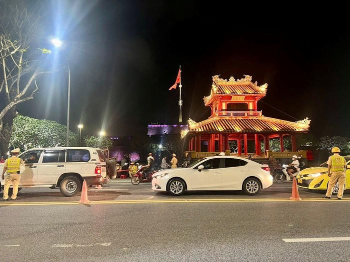Lực lượng CSGT lập chốt tuần tra, kiểm soát tại khu vực trước Phu Văn Lâu, đường Lê Duẩn, TP Huế. (Ảnh: CACC) Lực lượng CSGT lập chốt tuần tra, kiểm soát tại khu vực trước Phu Văn Lâu, đường Lê Duẩn, TP Huế. (Ảnh: CACC)