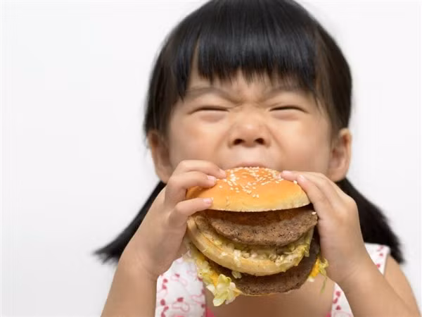 Nếu nhịn ăn, trẻ có thể sẽ ăn nhiều hơn vào lần sau. Ảnh minh họa.
