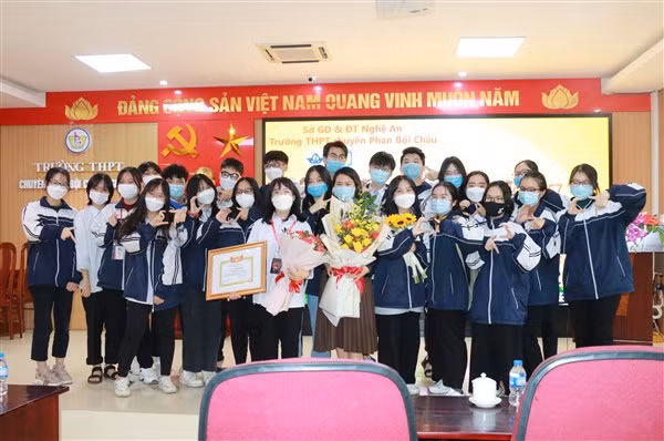 Thương Huyền và các bạn trong lớp.