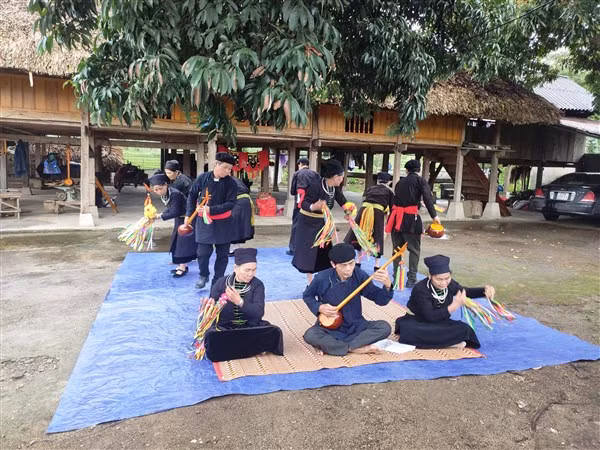 Đội Nghệ nhân dân gian xã Phương Tiến tập luyện làn điệu Then.