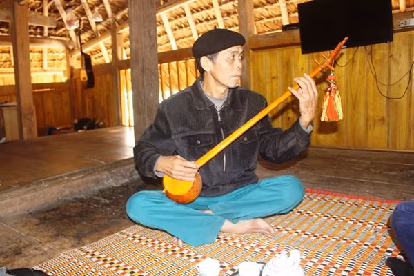 Nghệ nhân Nguyễn Văn Bành tâm huyết với nghệ thuật hát Then.