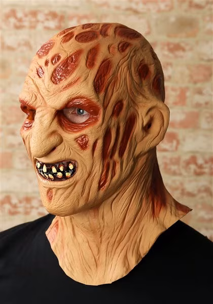 Mặt nạ Freddy Krueger khiến các nạn nhân vô cùng kinh hãi.