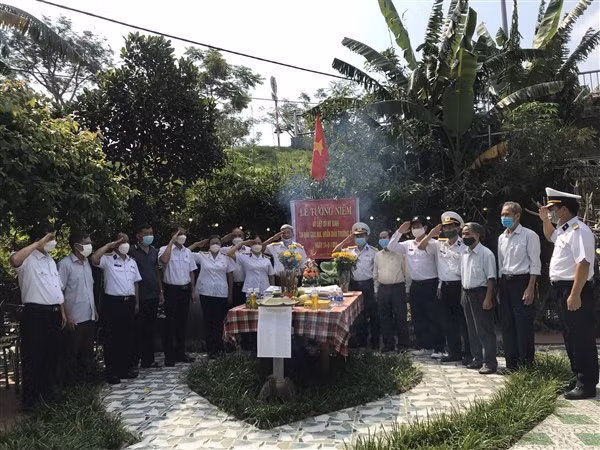 Ông Nguyễn Bá Hùng (trú Điện Thắng Trung, thị xã Điện Bàn, tỉnh Quảng Nam), anh trai liệt sĩ Nguyễn Bá Cường thắp hương tưởng niệm các liệt sĩ.