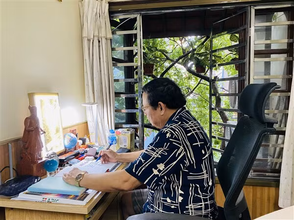 Hàng ngày, tác giả Lại Hồng Khánh vẫn viết tay những vần thơ mới vào sổ.